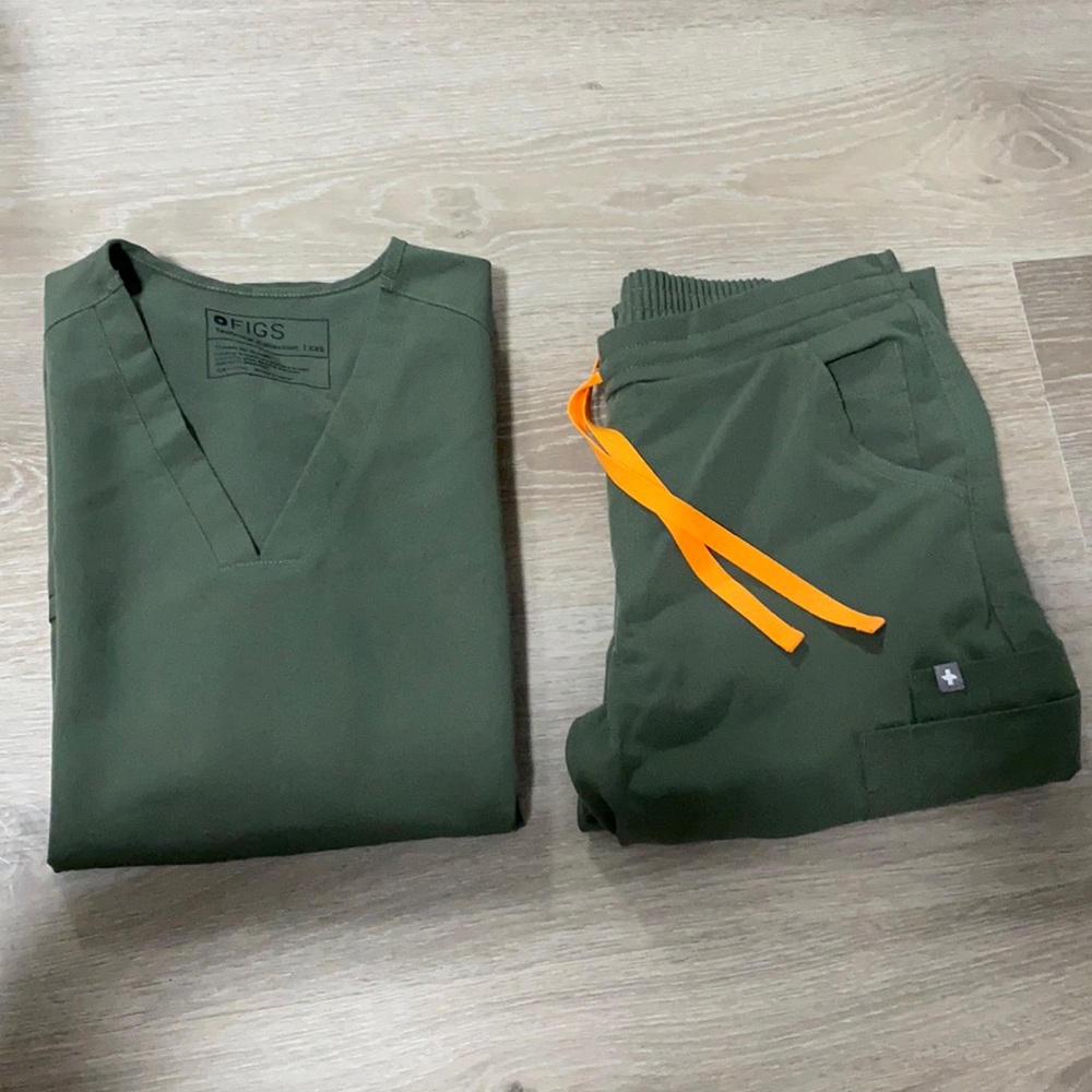 Figs Scrubs Set. Casma scrub top XXS/Yola scrub pants XS/P. Moss in color.